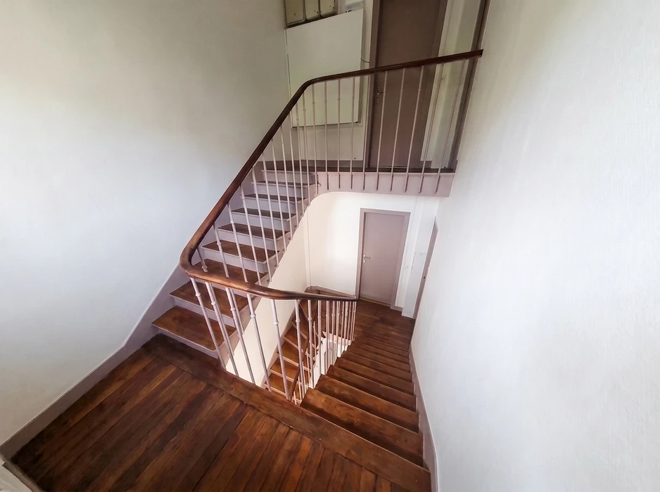 Escalier intérieur contemporain à double volée avec palier intermédiaire