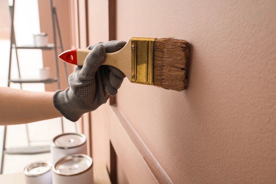 Couloir d'un cabinet médical avec trois portes blanches à panneaux moulurés