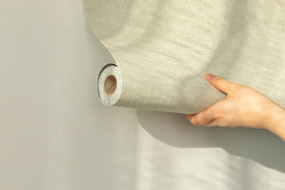Couloir d'un cabinet médical avec trois portes blanches à panneaux moulurés