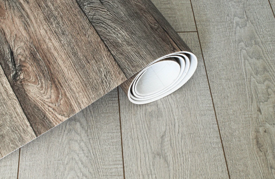 Cuisine rénovée avec îlot central à plateau en carreaux de ciment multicolores sur structure bois foncé